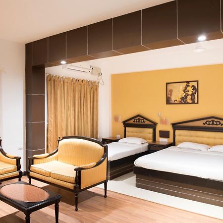 The Vyshakh Hotel Guruvāyūr Buitenkant foto