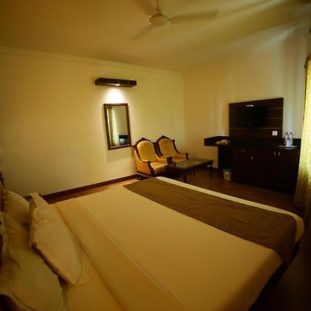 The Vyshakh Hotel Guruvāyūr Buitenkant foto