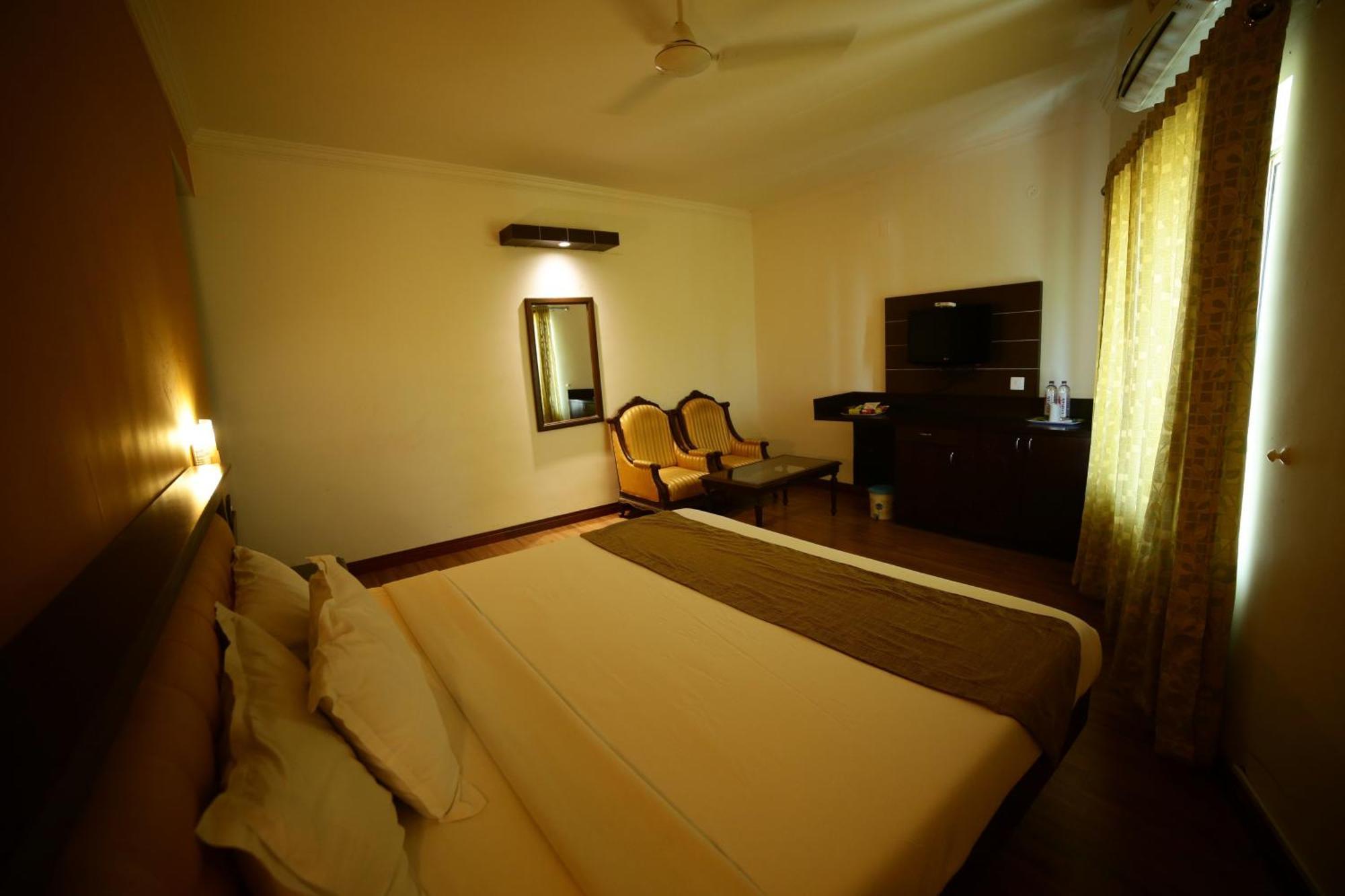 The Vyshakh Hotel Guruvāyūr Buitenkant foto