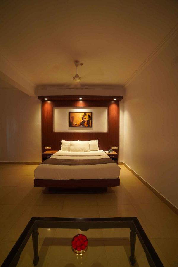 The Vyshakh Hotel Guruvāyūr Buitenkant foto
