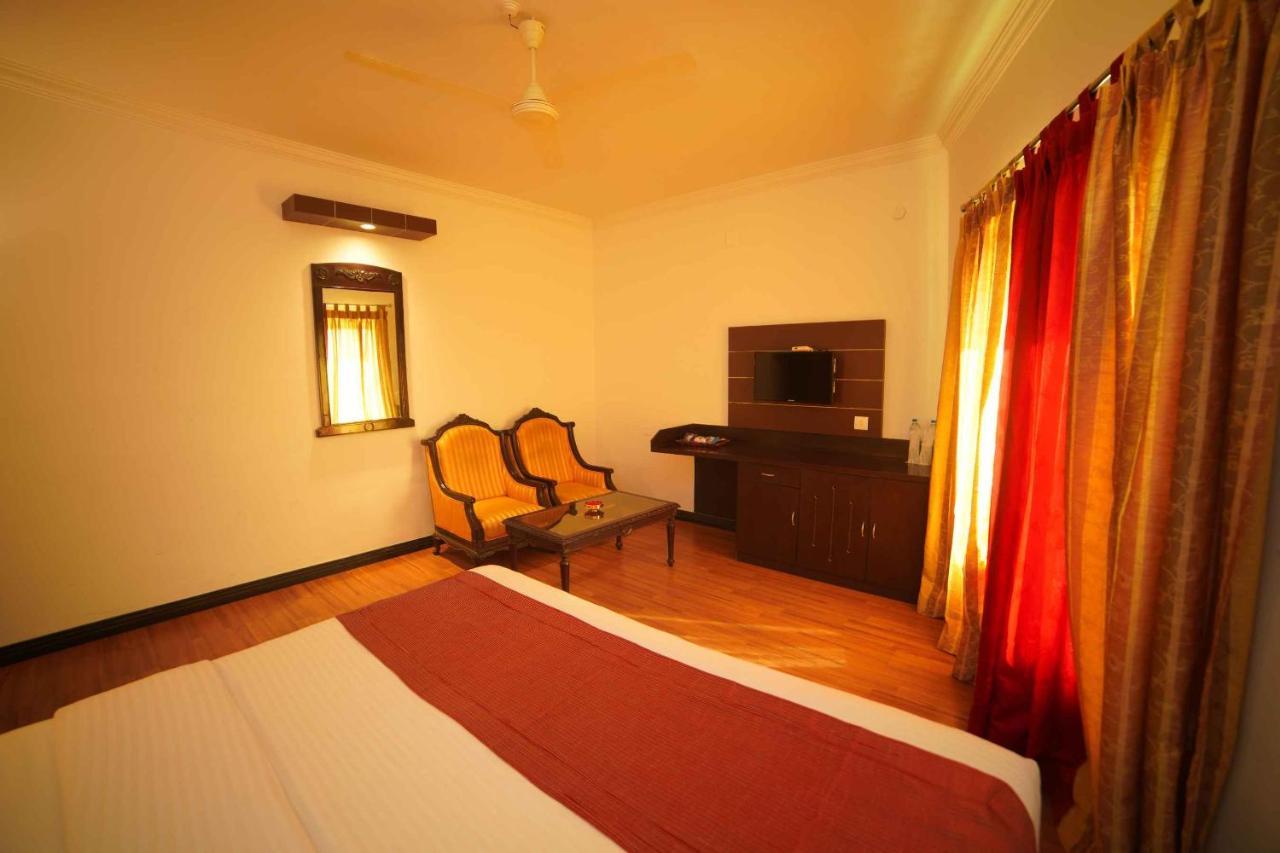 The Vyshakh Hotel Guruvāyūr Buitenkant foto