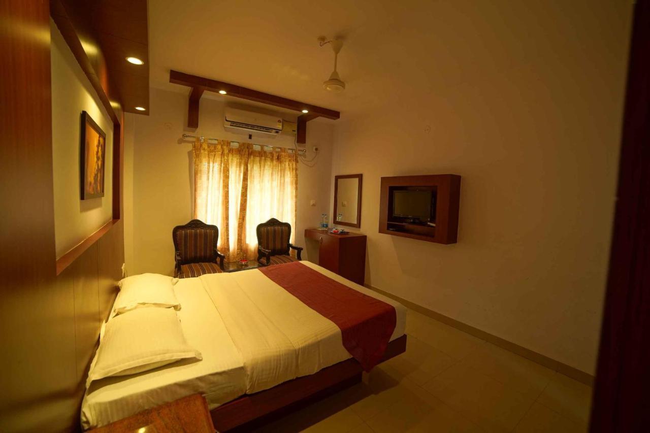 The Vyshakh Hotel Guruvāyūr Buitenkant foto