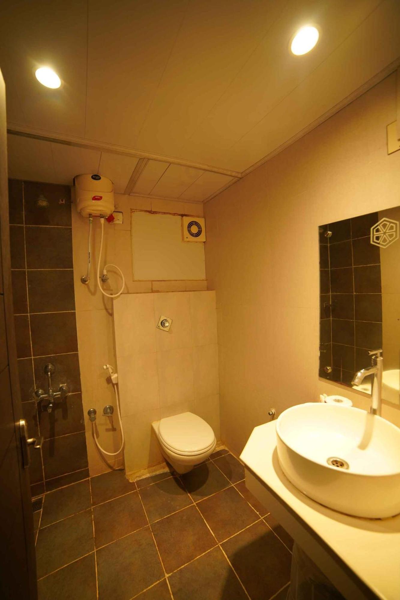 The Vyshakh Hotel Guruvāyūr Buitenkant foto