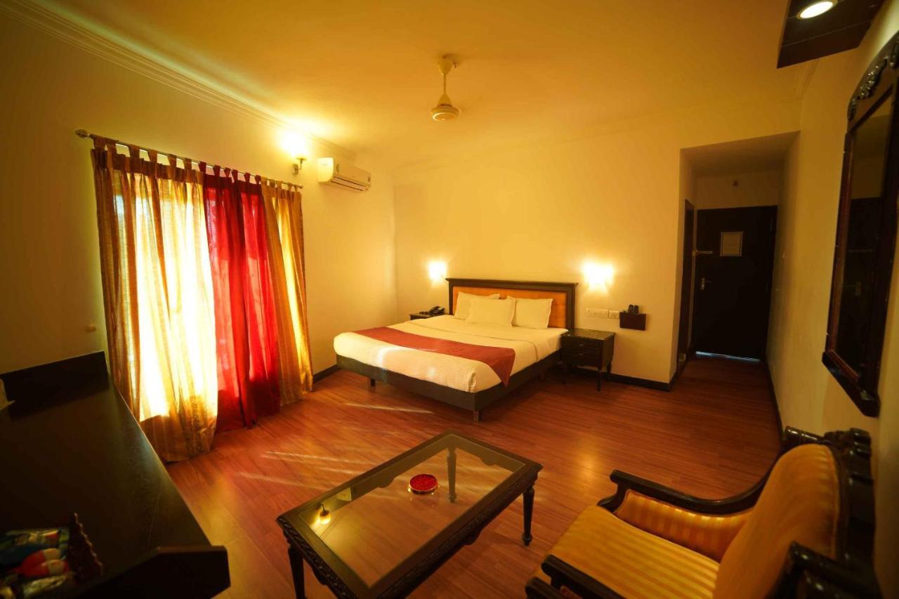 The Vyshakh Hotel Guruvāyūr Buitenkant foto
