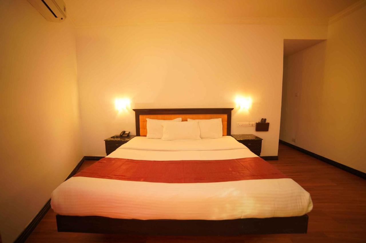 The Vyshakh Hotel Guruvāyūr Buitenkant foto