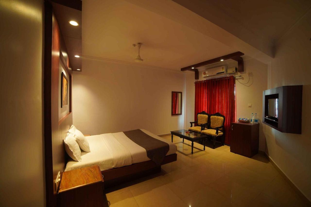 The Vyshakh Hotel Guruvāyūr Buitenkant foto