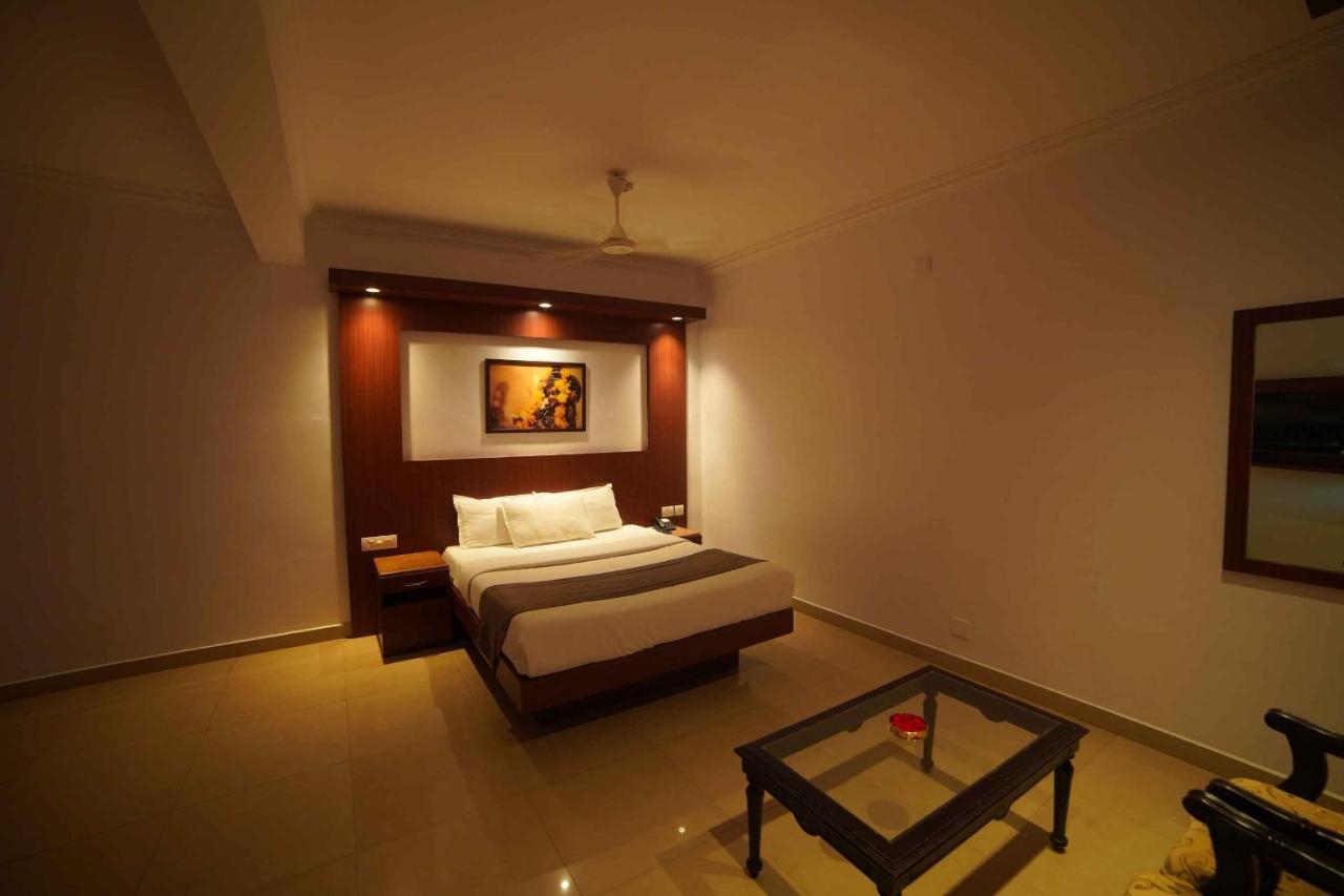 The Vyshakh Hotel Guruvāyūr Buitenkant foto