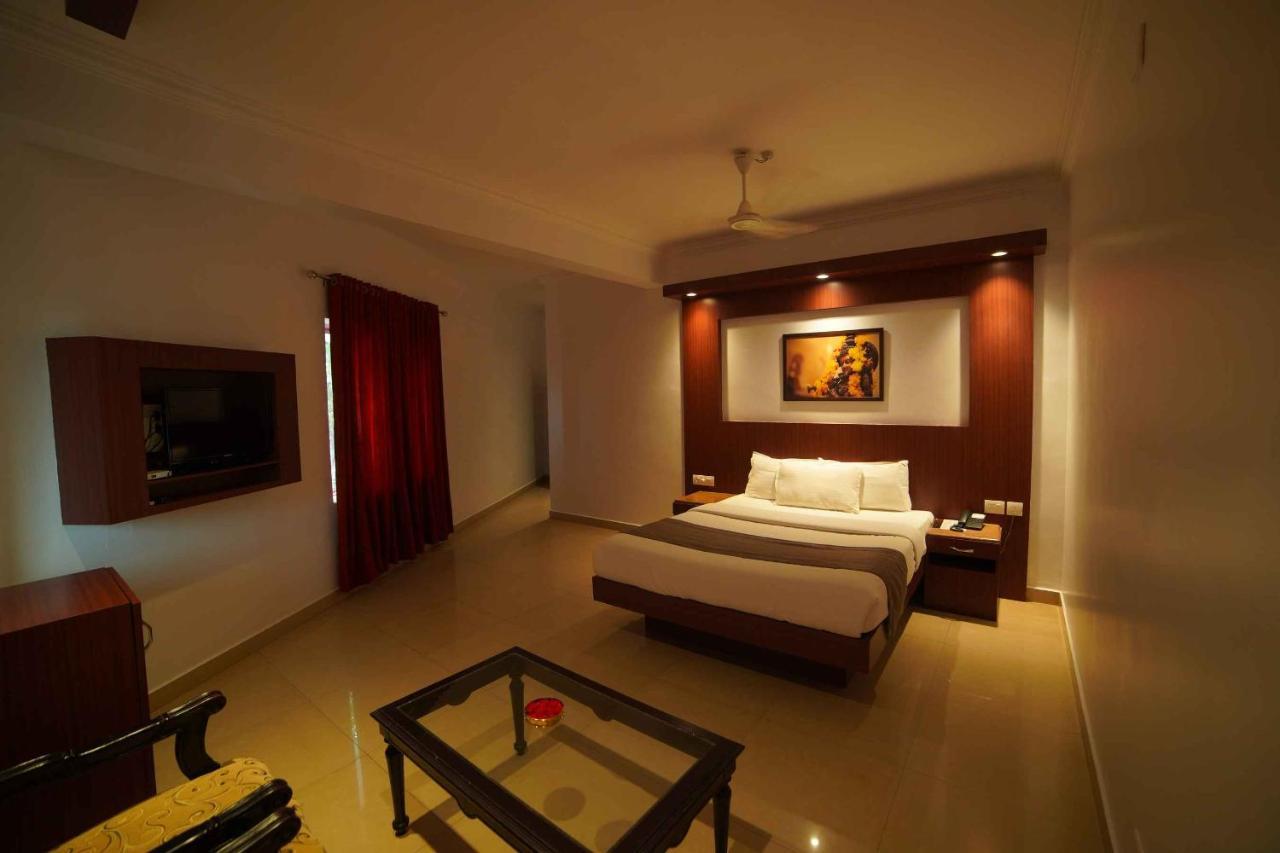 The Vyshakh Hotel Guruvāyūr Buitenkant foto