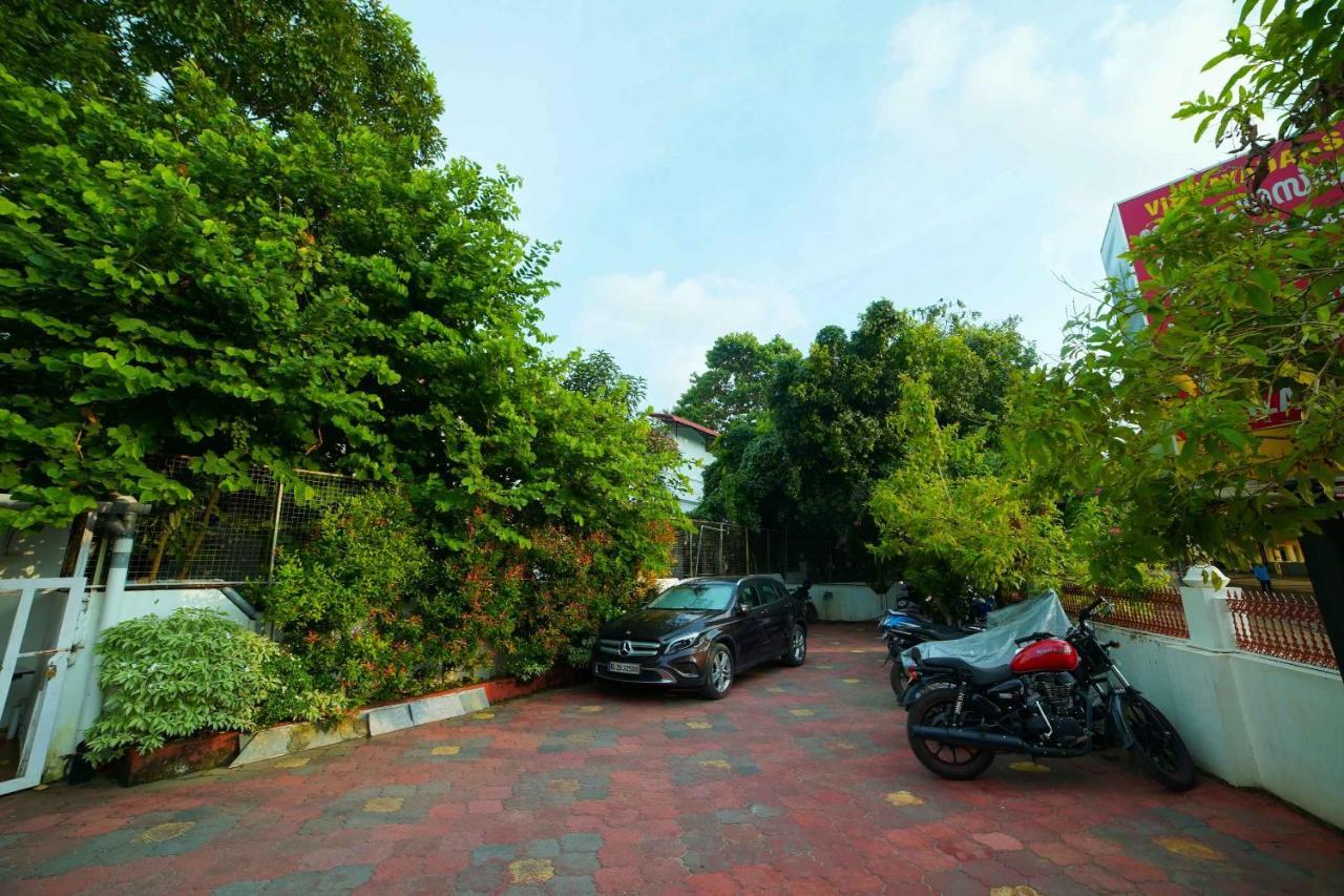 The Vyshakh Hotel Guruvāyūr Buitenkant foto