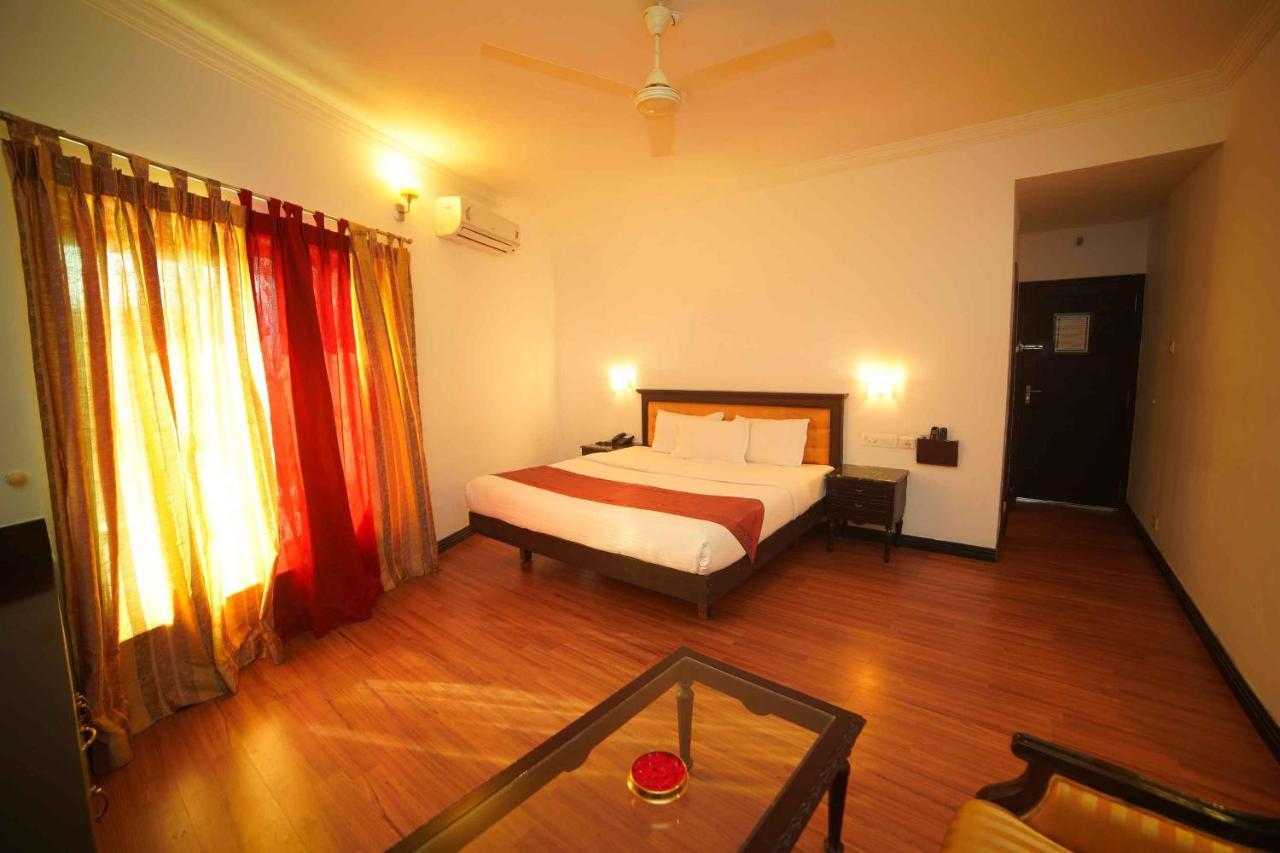 The Vyshakh Hotel Guruvāyūr Buitenkant foto