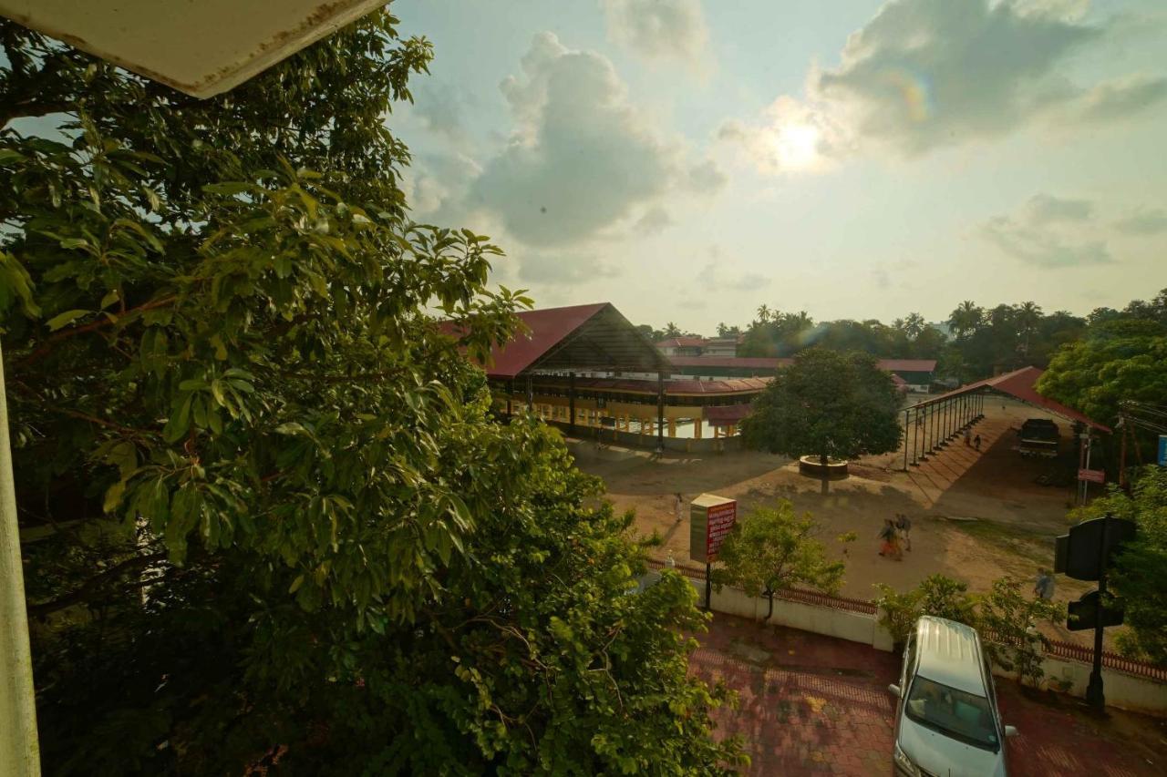 The Vyshakh Hotel Guruvāyūr Buitenkant foto